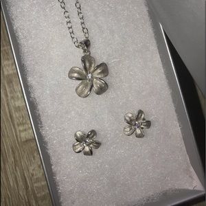 🌺BNIB SET! Silver Plumeria Pendent and Earrings Set🌺